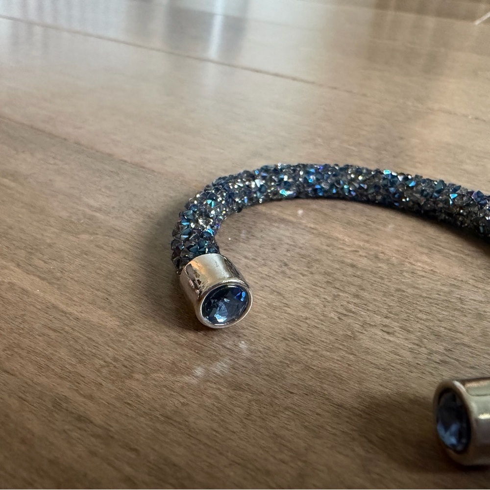 Elegant Blue Crystal Bracelet - Picture 2 of 3